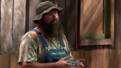 [suspenseful music playing] - Moonshiners: Master Distiller