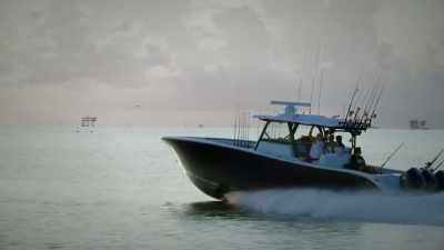 [suspenseful music playing] - Deadliest Catch: Bloodline