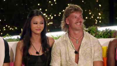 (SUSPENSEFUL MUSIC) - Love Island Australia
