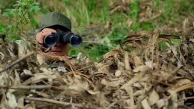 Suspicious vehicle approaching. - Narcos