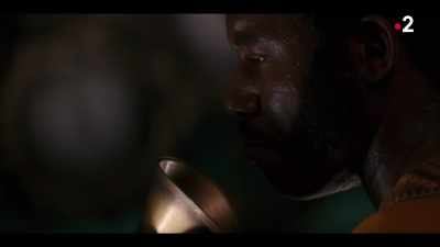 Suyin, close the shields. Here.
I'm going to the engine room. - Nautilus