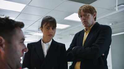 -Suze?
-My wife. - Beyond Paradise