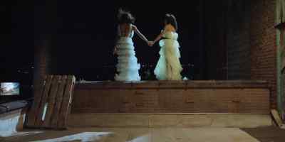 -Suzy!
-Oh, my God. - Billion Dollar Bluff