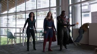 Sweet, another dragon! - Supergirl