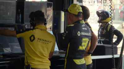 Switching off.
Switching off, please. - Formula 1: Drive to Survive