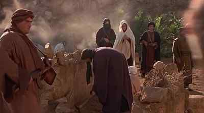 SYDNEY: Some thing's
got them digging in this area. - Relic Hunter