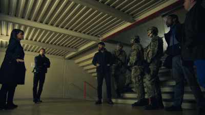 Tac-team on the perimeter,
plainclothes fall in - The Enemy Within