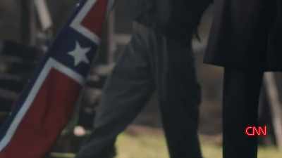 TAD EVEN WAVES THE FLAG THAT HE
BROUGHT BACK FROM THE FRONT. - Lincoln: Divided We Stand
