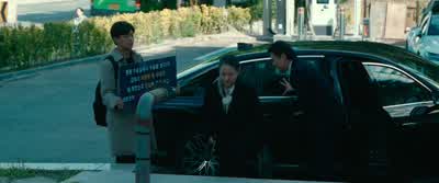 Tae-jin, please throw this away. - The Old Woman with the Knife