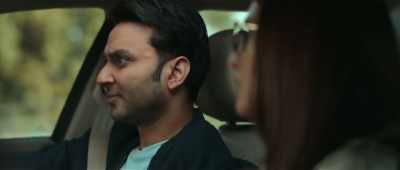 Take a right. - Hum Do Hamare Do