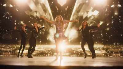 ♪ Take my heart and wrap it ♪ - Christmas in the Spotlight