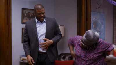 - Take it, take it!
- Okay. All right, sure. - Boo 2! A Madea Halloween