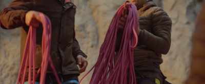 - Take it.
- You tie the camera to the rope - The Ledge