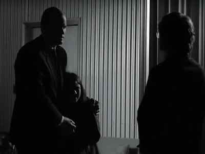 - Take Miss Parker upstairs.
- Yes, sir. - The Pretender