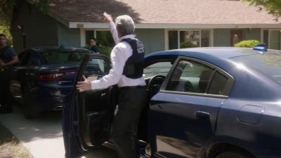 Take the back.
We'll go through the front. - NCIS