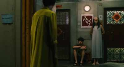 Taking a walk,
looking for Sammo Hung. - The Confidence Man JP - The Movie -