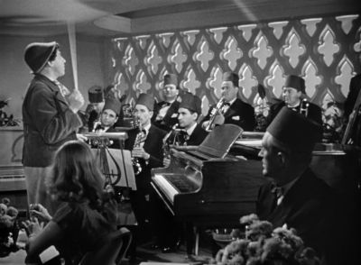 Tapping We're gonna play a little - A Night in Casablanca