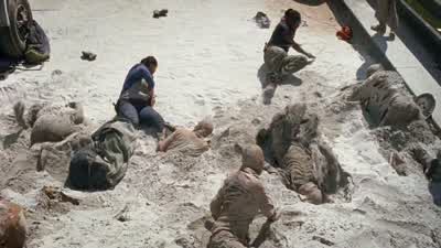 Tara. Hold on. Hold on! - The Walking Dead