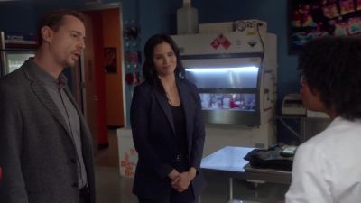 Target secure.
Sending out the hostage. - NCIS