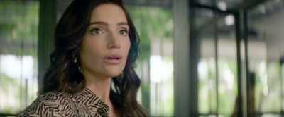 [Tasha] What does she look
 like, - The Ex-Wife