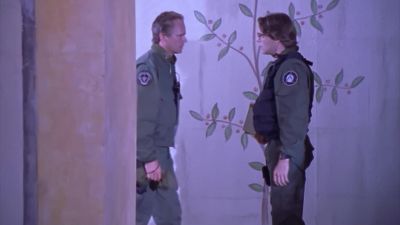 Teal'c... Take a shot at that lamp
with your staff weapon. - Stargate SG-1