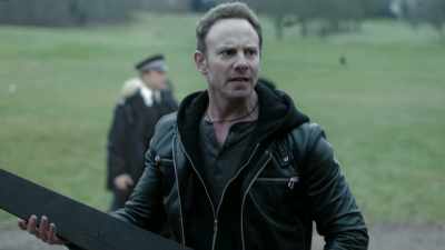 Teidänhän queen, must be protected is not true? It is now in place. - Sharknado 5: Global Swarming