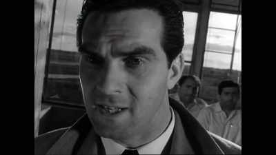 - Tell him it's too late!
- It's too late. - The Eyes of Orson Welles