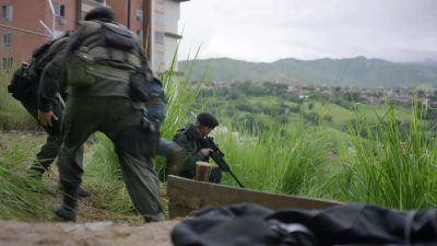 - Tell Serrano we're going in.
- Let's go. - Narcos