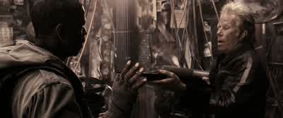 Tengo que verte las manos. - The Book of Eli
