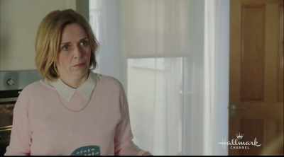 - Tenho de me sentar.
- Marie, já estás sentada. - Royally Ever After