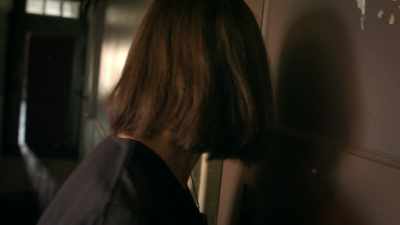 (tense, exciting music)
(Serena gibbers) - Don't Let Her In