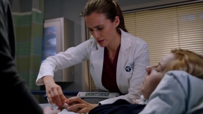 Teresa, if you can hear me,
squeeze my hand. - Chicago Med
