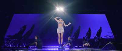 (text messages dinging) - Olivia Rodrigo: GUTS World Tour