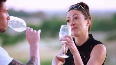 ‐Thank you.
‐And welcome to the Villa.
(CHUCKLES) - Love Island
