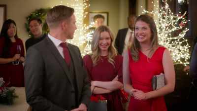 Thank you, everyone,
so much for coming, - Meet Me Under the Mistletoe