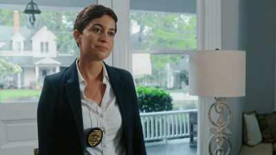 Thank you.
Mr Davis. I'm Detective Harris. - Her Affair to Die For