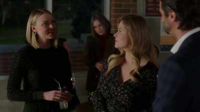 - Thank you.
- Shall we get some drinks? - Pretty Little Liars: The Perfectionists