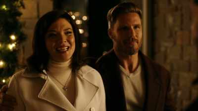 - Thanks.
- Ah, don't thank me, - Mom's Christmas Boyfriend