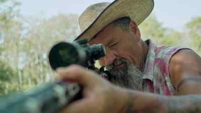 That is a big'un right there. - Swamp People