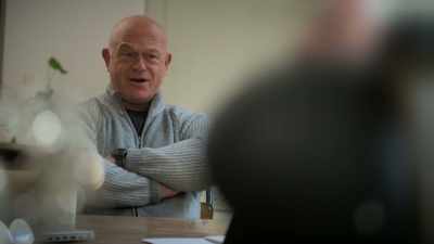 - That was a bit drastic.
- I felt more comfortable - Ross Kemp: Mafia and Britain