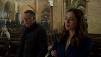 - That was a hell of a eulogy.
- It was honest. - Chicago P.D.