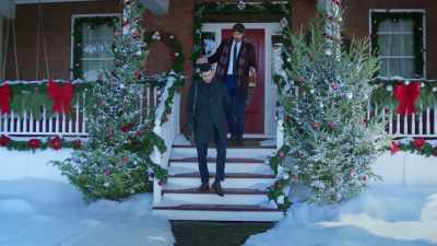 - That was all Olivia and you know it.
- Oh, Olivia! Alright, pff. - Operation Mistletoe