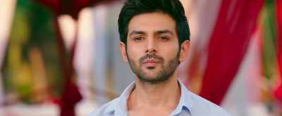 That between a friend and a girl, - Sonu Ke Titu Ki Sweety