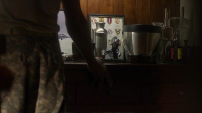 That doesn't
look like a man
reaching for a drink. - Lie to Me