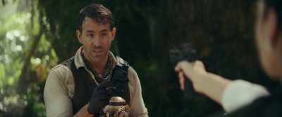 That gun is soaking wet. There's no way-- - Red Notice