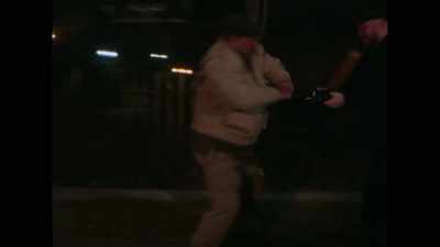 -That guy's being mugged!
-(grunting, yelling) - Trump Card