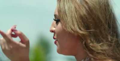 - That guy's engaged, right?
- Yes, he's with Noemi. - Carmen & Lola