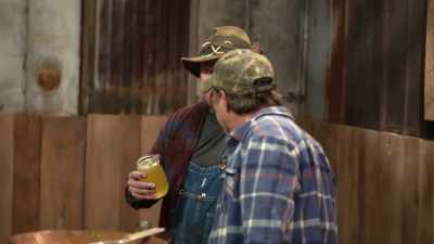 -That jar's a pineapple?
-Looks like it's got
pineapple in it, - Moonshiners: Master Distiller