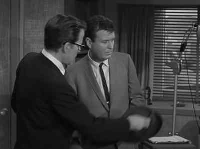 -that light bother you? -No. - Alfred Hitchcock Presents