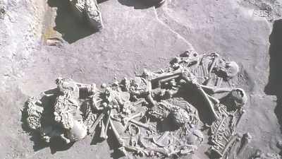 That looks a crazy jumble of bones.
Yeah. - Raiders of the Lost Past with Janina Ramirez